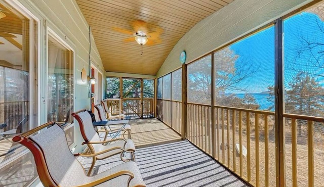 Lake Access Mountain view 3BHK Getaway w Deck Patio