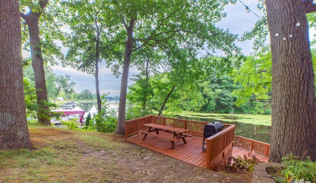 Lake Access Paradise. BBQ, FIRE PIT, Huge Deck, Volleyball