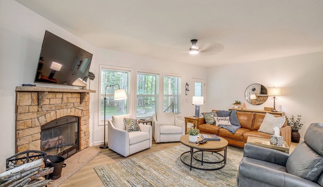 Lake Access, Pools & More: 1 Mi to The Highlands