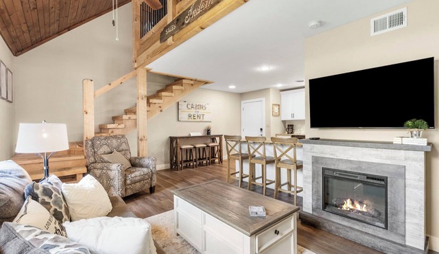 Lake Access- Rustic Hickory Haven