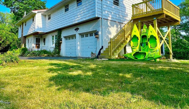 LAKE ACCESS, spacious lake home perfect for large families and events, +kayaks