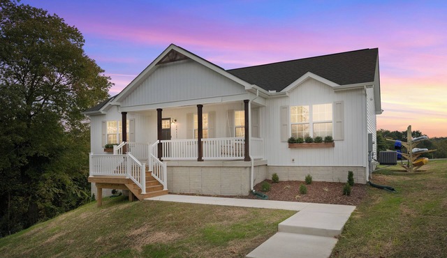 Lake access w/hot tub, game room,boat slip, kayaks & more