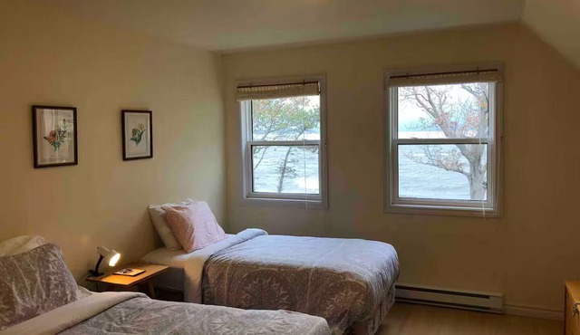 Lake Ainslie Beachfront Cottage