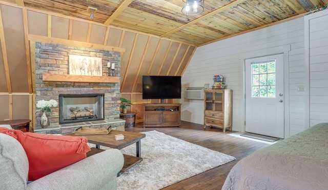 Lake Allatoona Area Studio w/2 Decks & Farm Views