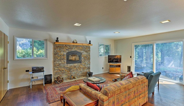 Lake Almanor Country Club Home w/Views!