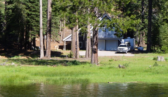 Lake Almanor West - Lakefront Cabin