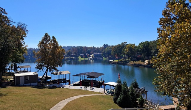Lake and boat life!nLake Rental in a dead-end street.