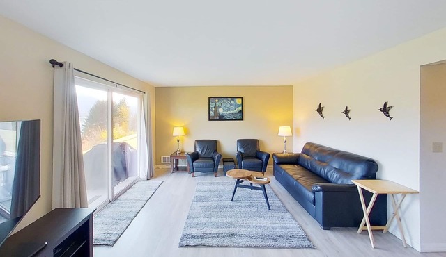 Lake and mountainview condo with washer/dryer & patio - close to town & water