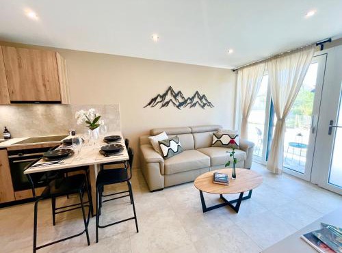 Lake and Trail, Free Parking, Near Nature and City