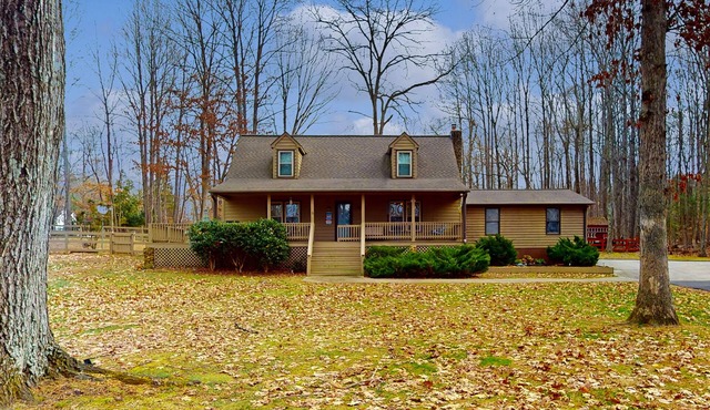 Lake Anna home on large corner lot with kayaks, paddleboard, firepit & grill