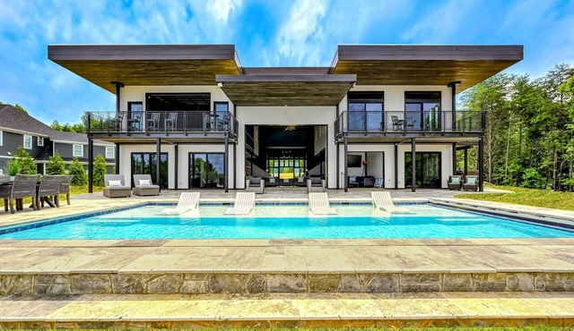 Lake Anna Luxury Lakefront, Beach, Pool & Hot Tub