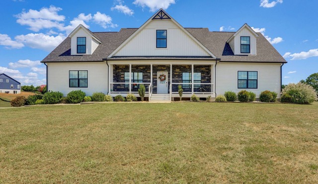 Lake Anna Retreat w/Boat Slip | Sleeps 15
