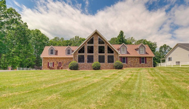 Lake Anna Retreat w/Dock Access: Boating & BBQs!