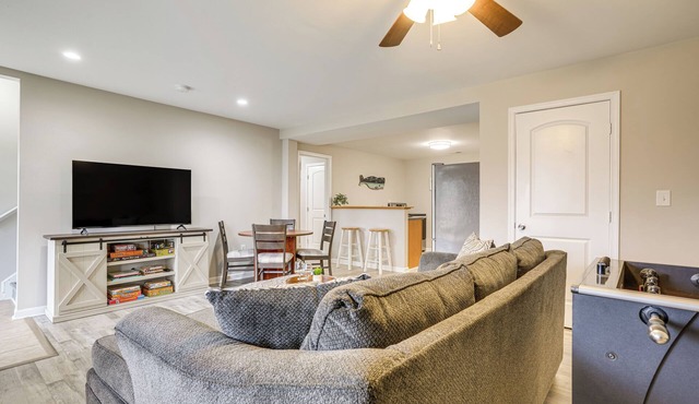 Lake Anna Retreat w/Private Beach, Hot Tub Access