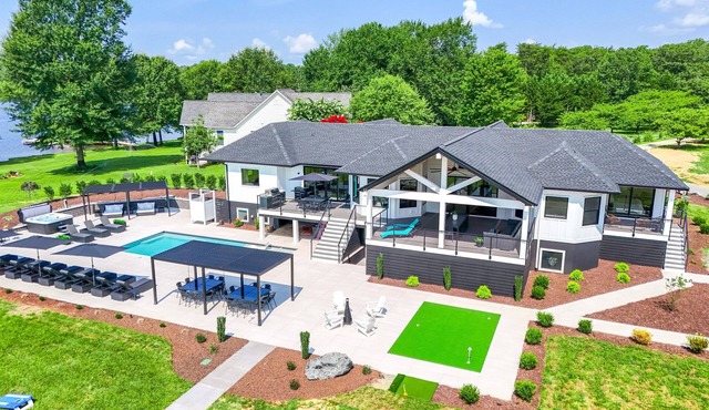 Lake Anna Waterfront Retreat, Pool & Private Beach, Family-Friendly, Sleeps 16+