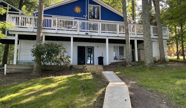 Lake Anna waterfront with Beach and Master Bedroom with Private Bathroom