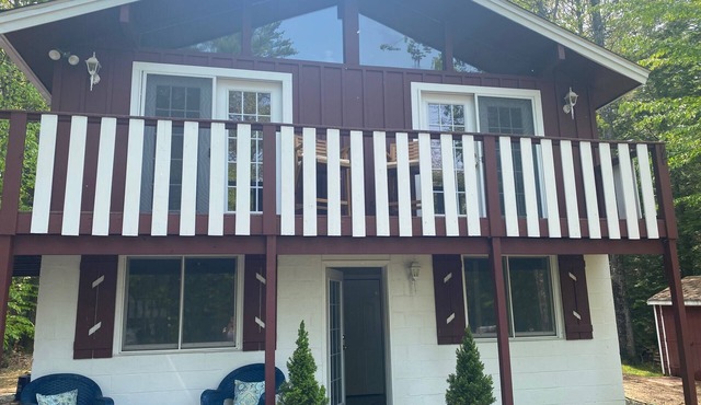 Lake area Chalet w/Deck, Firepit & Beach Access