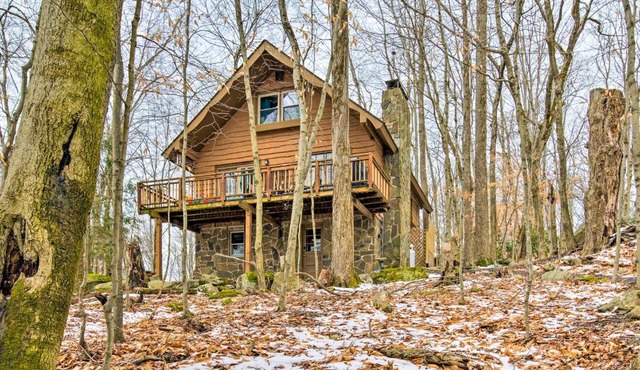 Lake Ariel Cabin with Community Pool and Lake Access!