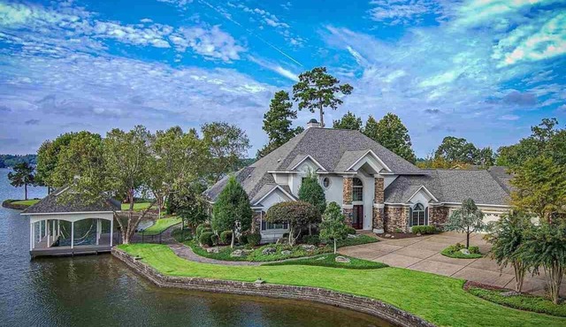 Lake Balboa Executive Home, Lakeview Every Room. Private Peninsula