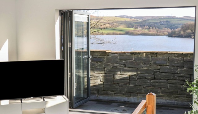LAKE BANK VIEWS, romantic, with a garden in Littleborough