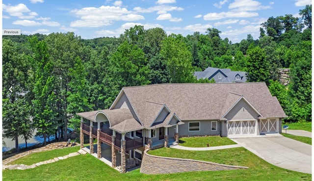 Lake Barkley LUXURY - 6 Bedroom -Waterfront Retreat with Dock and Fire Pit