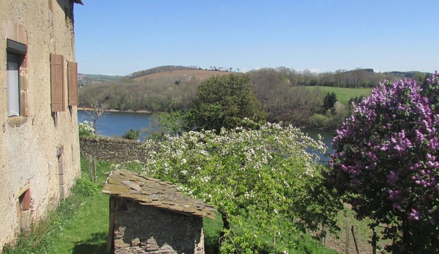 Lake, beach, countryside.Heart of Aveyron.Rustic house.Family.Dogs welcome.