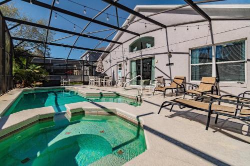 Lake Berkley Getaway – 5BR Resort Home