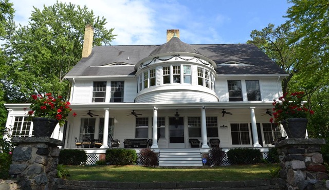 Lake Beulah Lakefront-Spectacular historic renovated estate