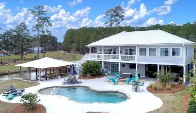 Lake Blackshear Getaway! Pool, BBQ, Firepit & WiFi