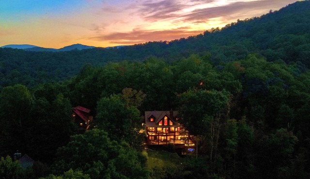 Lake Blue Ridge cabin! KAYAKS, Hot Tub, Mountain Views, Fenced yard, Paved roads