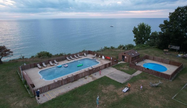 Lake Bluff Inn and Suites