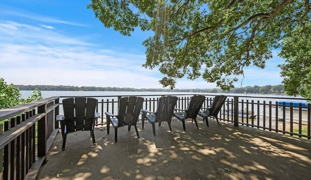 Lake, Boat, Hot Tub, Sauna, Private Chef