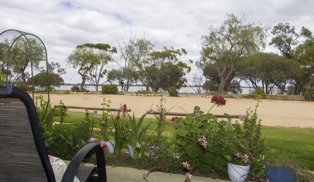 Lake Bonney Views - Cabin Retreat