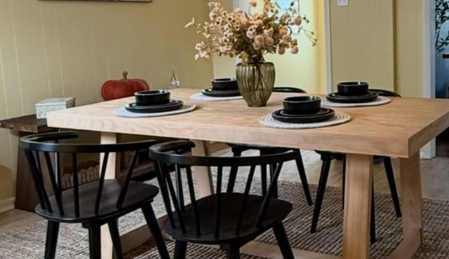 Lake Breeze Cottage. nOne block from the lake, walking distance to downtown!