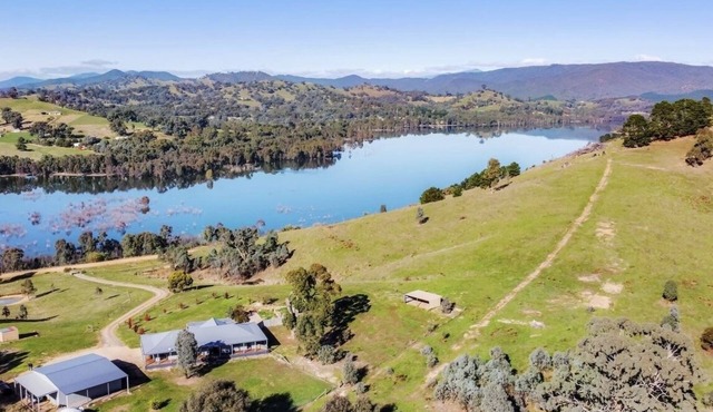 Lake Breeze Lakeside Holiday House