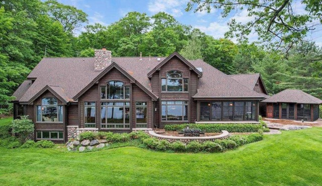 Lake Breeze Luxury Executive Retreat