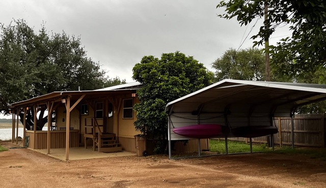 Lake Buchanan Water Front Cabin ~ Hot Tub, Fire Pit lounge, Grill, Kayaks.