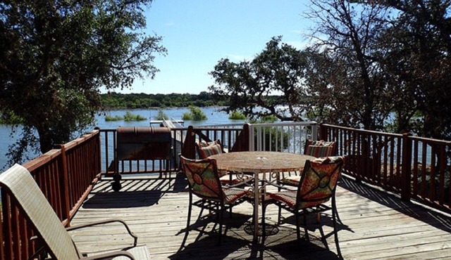 Lake Buchanan Waterfront B & R Lodge