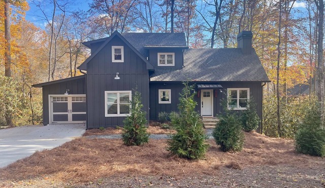 Lake Burton -brand new cabin, paddleboard, kayak, & firepit right on Dicks creek