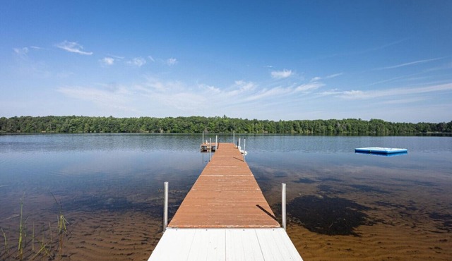 Lake Cabin, Bring your boat and pets, hot tub, sleeps up to 27