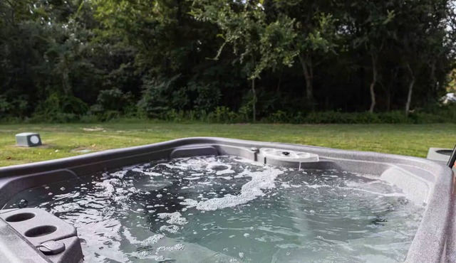 Lake Cabin: Hot Tub- 3 miles off of I -40