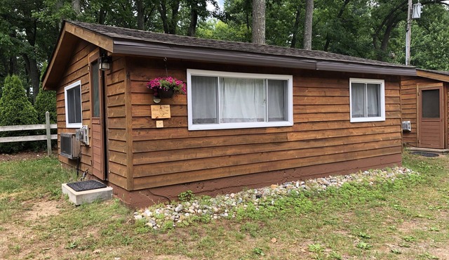 Lake Cabin Resort Cabin 4 on Fife Lake