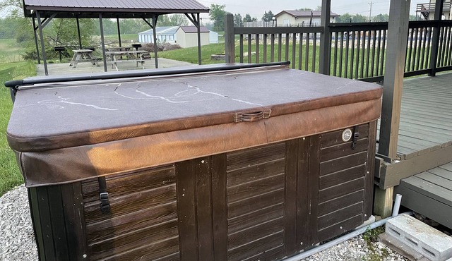 Lake cabin sleeps 18+ w/ a hot tub near Mark Twain Lake and waterpark!