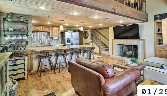 Lake Cabin-Style Condo @ Shangri La with Private Hot Tub-Couples & Small Family!