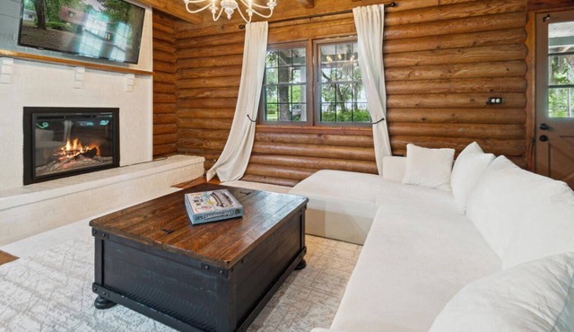 Lake cabin w/pool, soak tub 3 bed/bath near Savannah