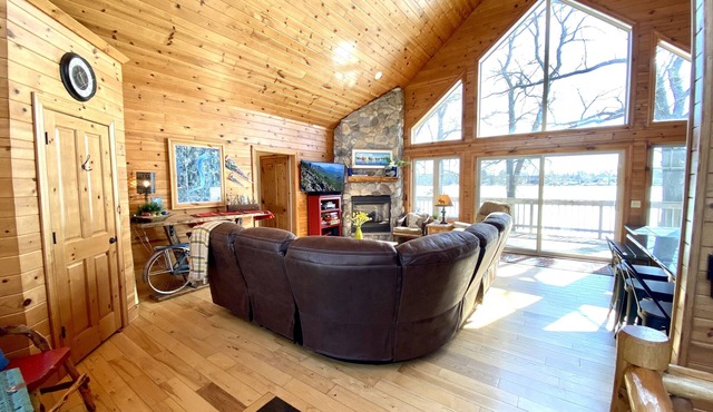 Lake Cabin with stunning view and cozy vibes!