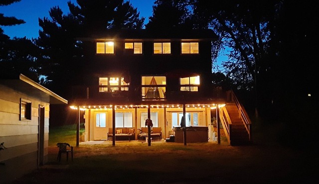Lake cabin with stunning lake views, nature, wildlife and hot tub
