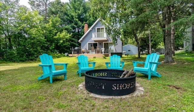 LAKE CAMELOT HOME WITH PONTOON RENTAL, MINUTES FROM SAND VALLEY GOLF RESORT - PET FRIENDLY