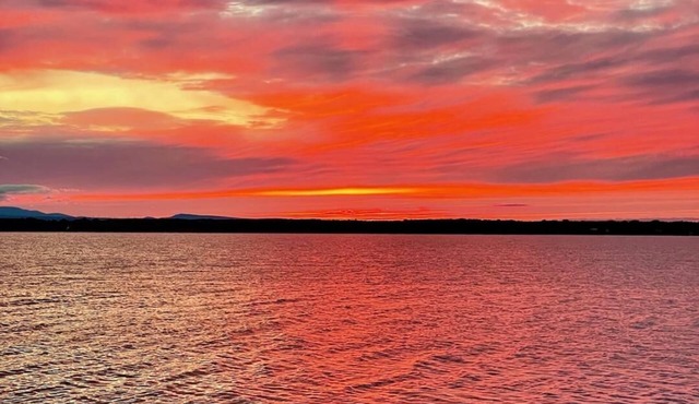 Lake Champlain Waterfront: Year-round, Incredible Sunsets, Kayaks, Firepit & W/D