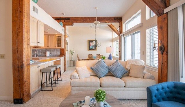 Lake Charlevoix/King/Queen/2 Bed/2 Bath Condo/Town/Beach/Pool